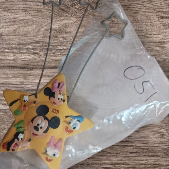 Hallmark Disney Mickey & Friends Star Shaped Photo Holder With Metal Star Clips - Picture 4 of 4